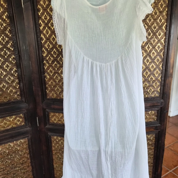 Elegant White Lace Nightgown - Picture 4 of 6